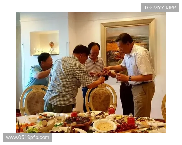 退役足球明星们重聚一堂合影留念展现昔日辉煌与友谊的美好瞬间 退役足球明星们重聚一堂合影留念展现昔日辉煌与友谊的美好瞬间