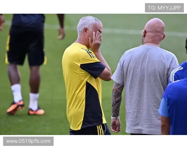 足球明星吸烟瞬间曝光引发热议健康与形象的双重考量